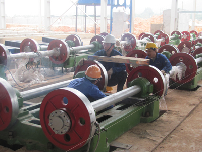 Công nhân đang lắp ráp dây chuyền sản xuất cọc bê tông ở Nhà máy bê tông Phan Vũ.