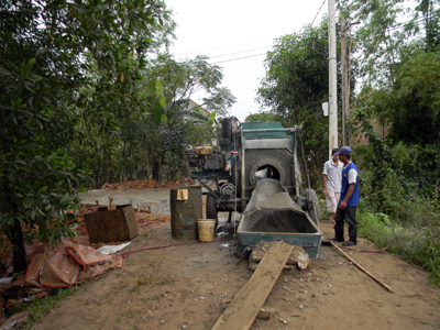 Bê tông hoá đường thôn xóm ở Lộc Thuỷ.