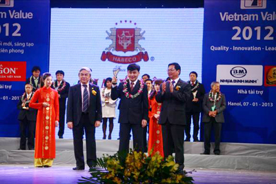 Đại diện Tổng công ty cổ phần Bia- Rượu- Nước giải khát Hà Nội nhận cúp Thương hiệu quốc gia năm 2012.