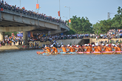 Lễ hội đua thuyền mừng Tết Độc lập 2-9-2012 trên sông Kiến Giang.