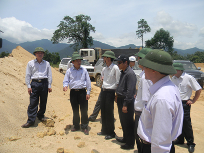 Chủ tịch UBND tỉnh Nguyễn Hữu Hoài kiểm tra tiến độ thi công đường 565.