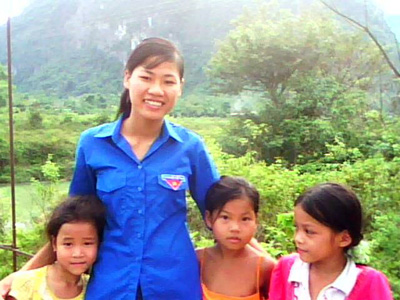 Phó Chủ tịch xã Dương Thị Hoài cùng các em nhỏ xã Hóa Thanh (Minh Hóa).