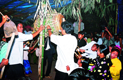 Lễ hội đập trống người Ma Coong, một lễ hội phồn thực.