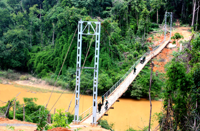Binh đoàn 15 làm cầu treo giúp nhân dân xã Moray,  huyện Sa Thầy, tỉnh Kon Tum.