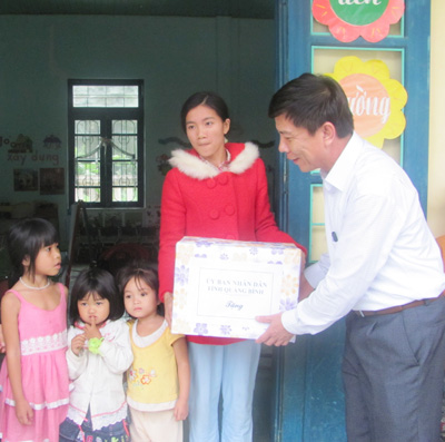 Đồng chí Nguyễn Hữu Hoài, Phó Bí thư Tỉnh uỷ, Chủ tịch UBND tỉnh tặng quà cho Trường Mầm non Trường Xuân-cơ sở Khe Ngang.