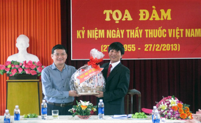 Đồng chí Phó Chủ tịch UBND tỉnh Trần Tiến Dũng tặng quà chúc mừng đến tập thể cán bộ, nhân viên Trung tâm Kiểm nghiệm dược phẩm- mỹ phẩm nhân Ngày thầy thuốc Việt Nam.