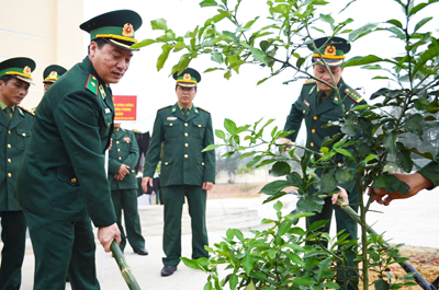 Thiếu tướng Phạm Sóng Hồng, Phó Tư lệnh Bộ đội Biên phòng trồng cây lưu niệm tại Đồn Biên phòng Lý Hòa.