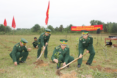Cán bộ, chiến sỹ BĐBP tỉnh tham gia hưởng ứng Tết trồng cây.