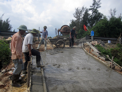 Bê tông hoá đường giao thông nông thôn ở xã Gia Ninh, Quảng Ninh.