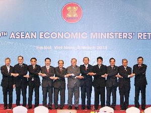 Các Bộ trưởng Kinh tế ASEAN chụp ảnh chung. (Ảnh: Thống Nhất/TTXVN)