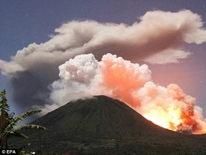 Núi lửa Lokon ở Indonesia phun trào. (Nguồn: EPA)