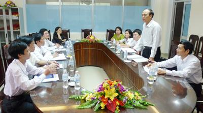 Đồng chí Đặng Văn Hoàn, UVTV, Trưởng Ban Tuyên giáo Tỉnh ủy phát biểu làm việc với Báo Quảng Bình.  Ảnh: T.H