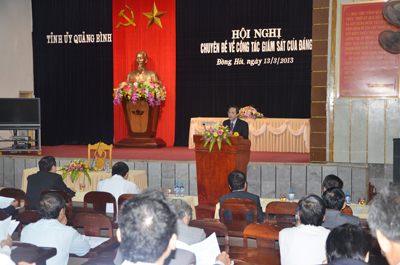 Đồng chí Hoàng Đăng Quang, Phó Bí thư Thường trực Tỉnh ủy, Trưởng đoàn đại biểu Quốc hội tỉnh, phát biểu tại hội nghị.