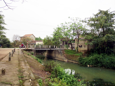 Lễ hội tát vung Đại Phong đã từng diễn ra náo nhiệt dưới cây cầu này vào những thế kỷ trước-nhưng nay đã lùi xa trong ký ức.