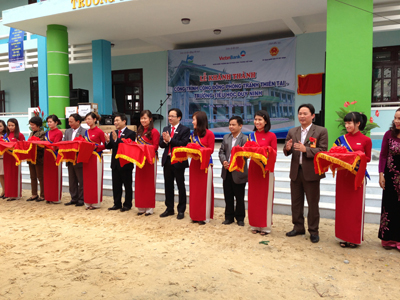 Lãnh đạo UBND huyện Quảng Ninh và VietinBank Quảng Bình cắt băng khánh thành trường học ở Duy Ninh (Quảng Ninh).