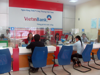 Cán bộ, nhân viên VietinBank Quảng Bình   đang giao dịch với khách hàng.