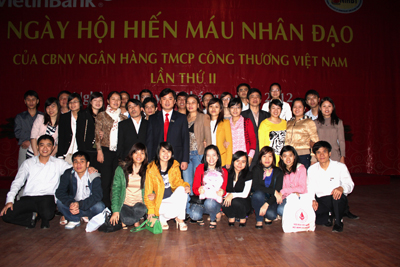 Cán bộ, nhân viên VietinBank Quảng Bình   tham gia hiến máu tình nguyện.