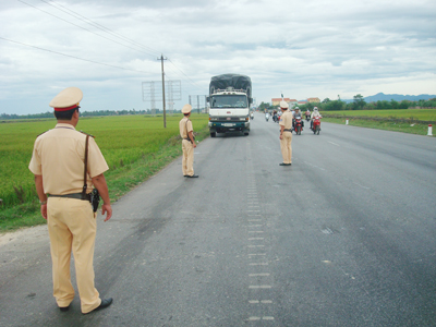 Lực lượng CSGT tuần tra kiểm soát các phương tiện  giao thông đường bộ.
