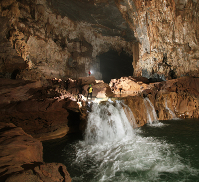 Thác nước trong hang động, hiếm thấy trên thế giới.  Ảnh: Howard Limbert