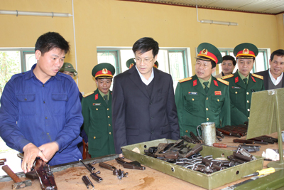Đồng chí Lương Ngọc Bính, UVTW Đảng, Bí thư Tỉnh uỷ, Bí thư Đảng uỷ Quân sự tỉnh kiểm tra công tác bảo dưỡng súng bộ binh ở kho K6 