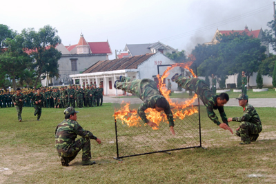 Chiến sỹ Đại đội 20 thực hành  “Nhảy lộn vòng lửa” tại lễ ra quân huấn luyện năm 2013