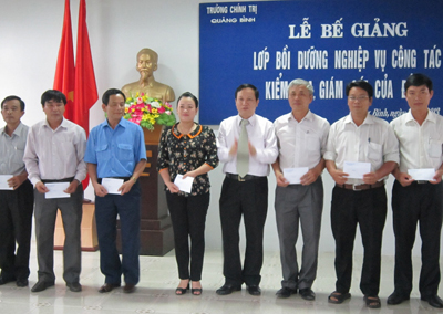 Đồng chí Đinh Công Hải, Uỷ viên Thường vụ, Chủ nhiệm Uỷ ban Kiểm tra Tỉnh ủy trao giấy khen cho các học viên.