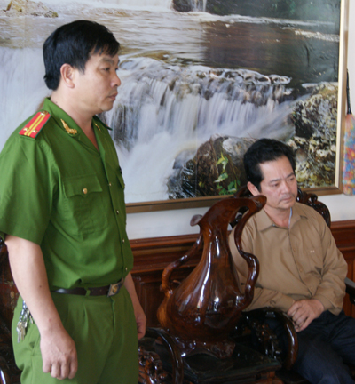 Cơ quan chức năng đọc quyết định khởi tố Nguyễn Văn Hải (người ngồi).