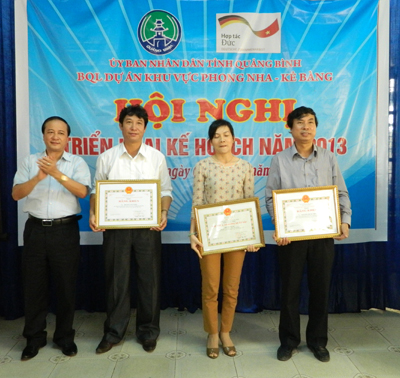 Đồng chí Trần Văn Tuân, Phó Chủ tịch UBND tỉnh trao tặng bằng khen cho các tập thể và cá nhân đạt thành tích xuất sắc trong công tác năm 2012.