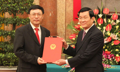 Chủ tịch nước trao quyết định phong hàm Đại sứ cho cán bộ ngành Ngoại giao Việt Nam. Ảnh: vov.vn