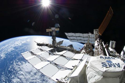 Thiết bị phát hiện hạt AMS trên ISS - Ảnh: NASA