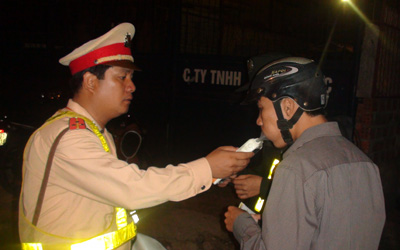 Lực lượng CSGT kiểm tra nồng độ cồn  của người tham gia giao thông