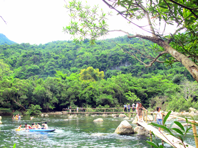Suối nước Moọc, điểm du lịch thu hút nhiều khách tham quan.