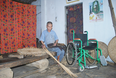 Ông Nguyễn Mạnh Kham đang đan lát tại nhà.