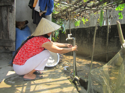 Mặc dù đang sử dụng nước của dự án hồ chứa Rào Đá nhưng vòi nước nhà bà Diễn (xã Tân Ninh) luôn trong tình trạng mất nước.