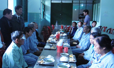 Người nghèo điều trị tại Bệnh viện hữu nghị Việt Nam-CuBa Đồng Hới được ăn cơm miễn phí.