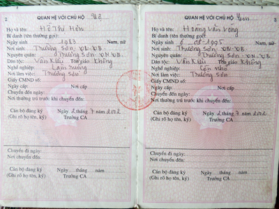 Cuốn hộ khẩu có ghi rõ mối quan hệ vợ chồng, con cái của anh Ngơn, dù vợ chồng anh chưa đăng ký kết hôn.