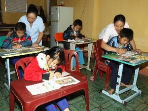 Lớp học cho các em nhở bị nhiễm chất độc da cam/dioxin tại Trung tâm phục hồi chức năng xã Cam Nghĩa, huyện Cam Lộ, Quảng Trị. (Ảnh: Hồ Cầu/TTXVN)