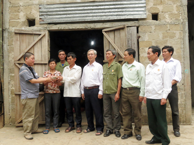 Lãnh đạo Hội Cựu Chiến binh tỉnh và một số nhà báo đã trao tiền cho anh Mai Xuân Hải để xây nhà.