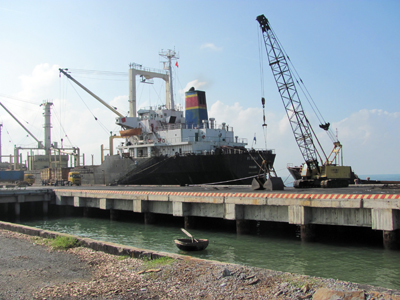 Hoạt động xuất nhập khẩu ở cảng Hòn La đưa lại nguồn thu đáng kể cho ngân sách.
