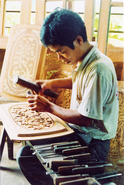 Anh Nguyễn Văn Hiền ở thôn Thanh Tân, xã Quảng Hoà vẫn đang tiếp tục nối nghề chạm trổ của cha ông truyền lại. Ảnh: T.H
