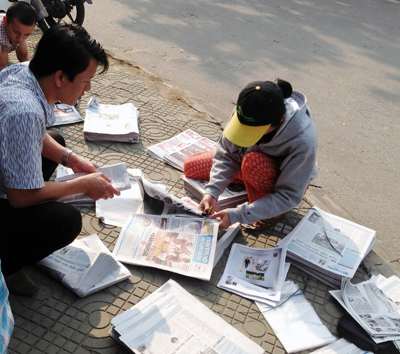 Sắp xếp các loại báo để phân phối về các điểm bán ở thành phố Huế.