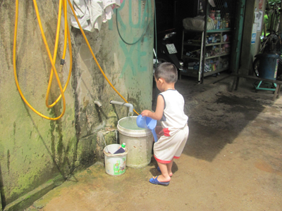 Hộ gia đình chị Nguyễn Thị Tuyết ở thôn Lộc An, xã An Thuỷ đã sử dụng nước máy của xã.