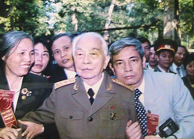 Chị Dương Thị Trình vinh dự được chụp ảnh lưu niệm với Đại tướng Võ Nguyên Giáp.