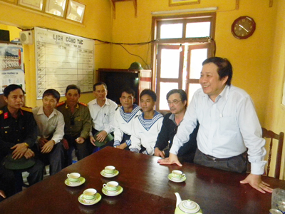 Đồng chí Nguyễn Xuân Quang, Ủy viên Thường vụ Tỉnh ủy, Phó Chủ tịch Thường trực UBND tỉnh và các thành viên đoàn công tác của tỉnh trò chuyện với cán bộ, chiến sỹ con em Quảng Bình.