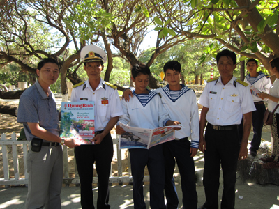 Phóng viên Báo Quảng Bình tặng báo cho cán bộ, chiến sỹ con em quê hương công tác tại đảo Song Tử Tây.