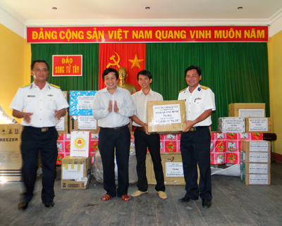 Đồng chí Nguyễn Xuân Quang, Ủy viên Thường vụ Tỉnh ủy, Phó Chủ tịch Thường trực UBND tỉnh tặng quà cho quân và dân xã đảo Song Tử Tây.