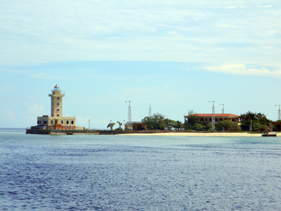 Ngọn hải đăng và hệ thống cột tháp tuốc-bin năng lượng gió tại đảo Sinh Tồn