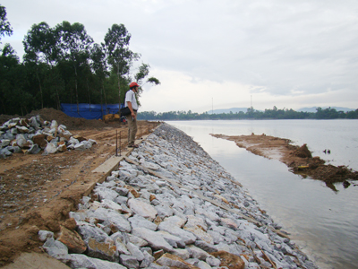 Một số tuyến kè trên sông Gianh đã được xây dựng đề phòng sạt lở do mưa lũ.