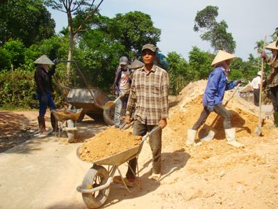 Phong trào làm đường giao thông nông thôn đang phát triển mạnh ở Quảng Trạch.