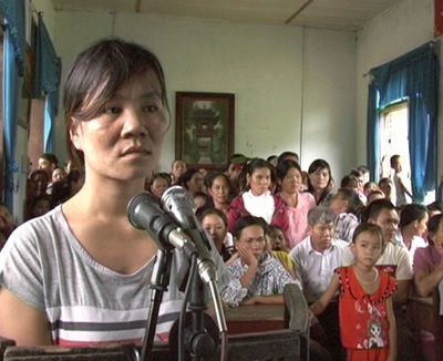 Bị cáo Đinh Thị Hồng Hạnh trước phiên tòa.